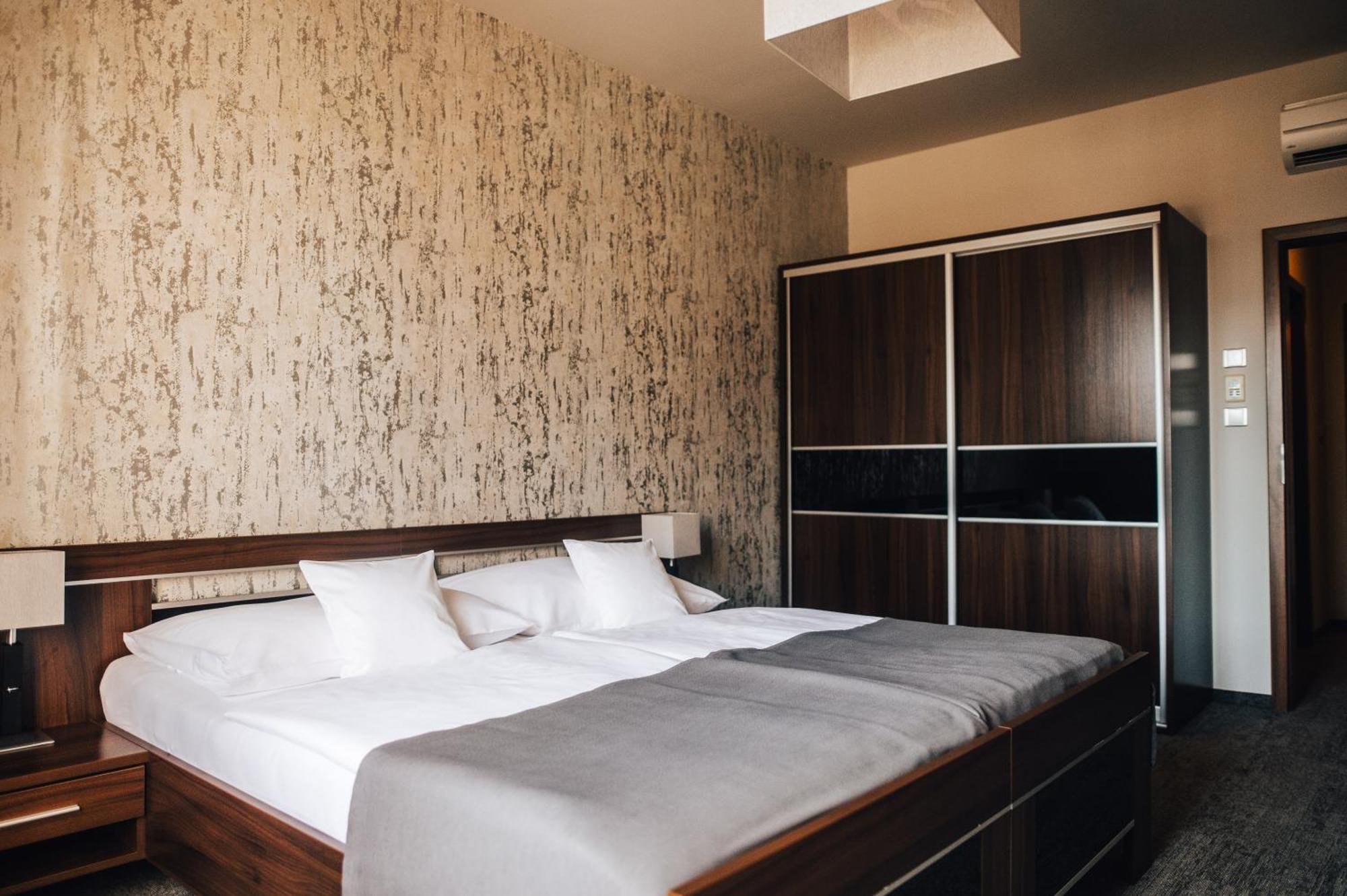 Hotel Elegance Šumperk エクステリア 写真