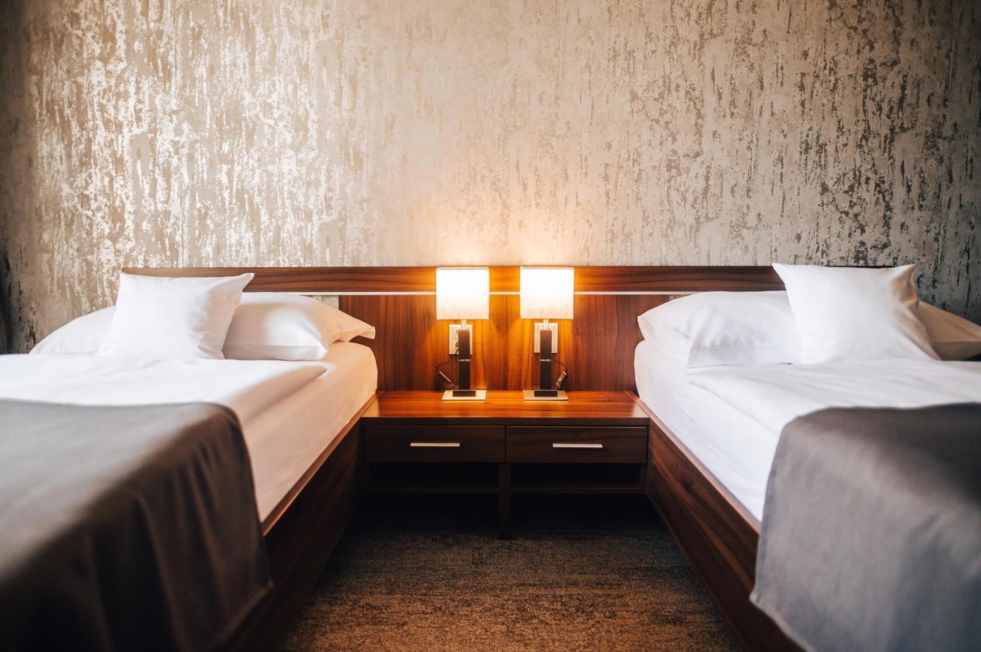 Hotel Elegance Šumperk エクステリア 写真